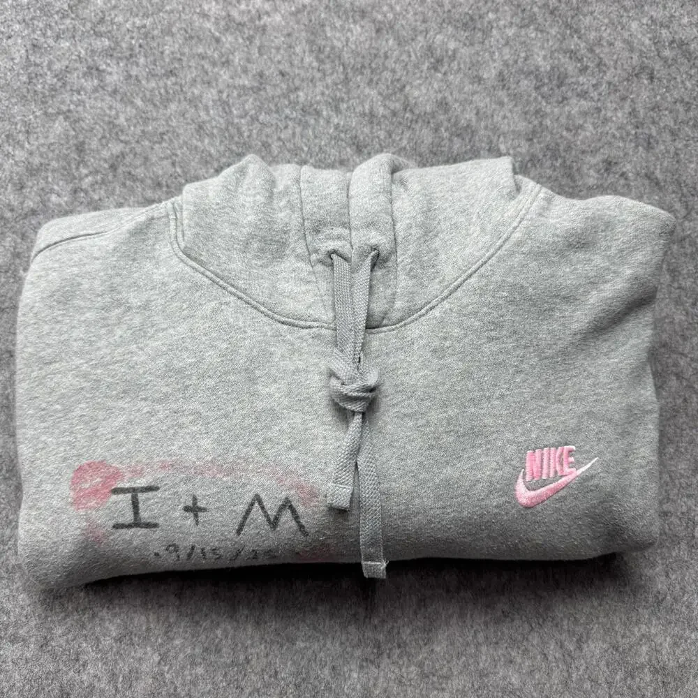 Nike Hoodie Womens Small Gray Fleece Pullover Kiss Lips Graphic Valentine Love